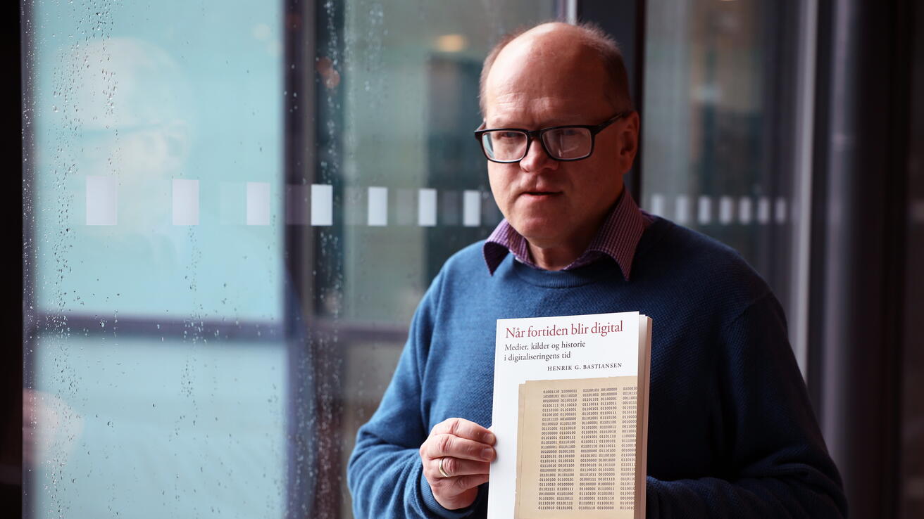 Henrik G. Bastiansen med den nye boka si.