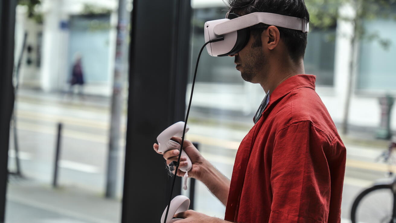 Javad Khadjavi using VR