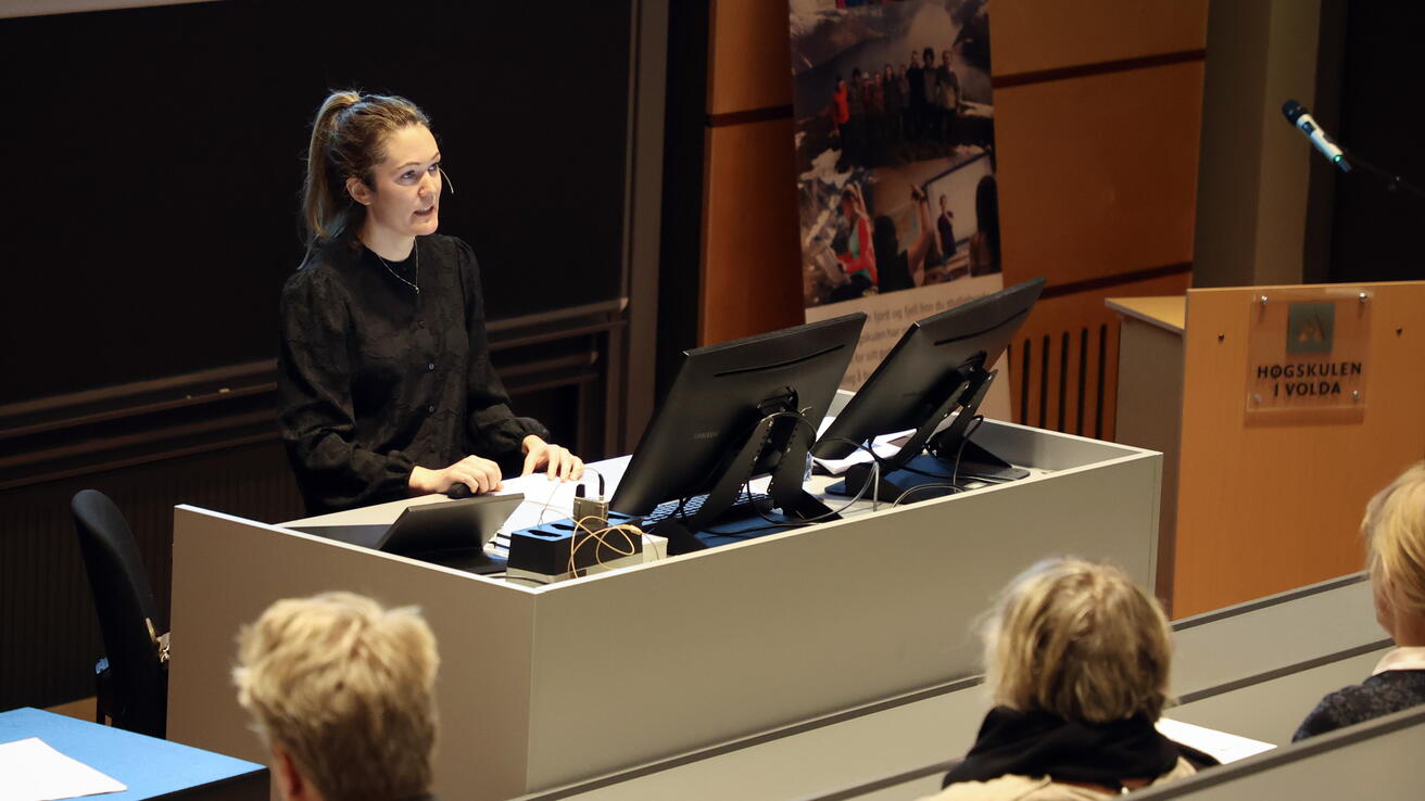 Elisabeth Busengdal disputerer ved HVO.