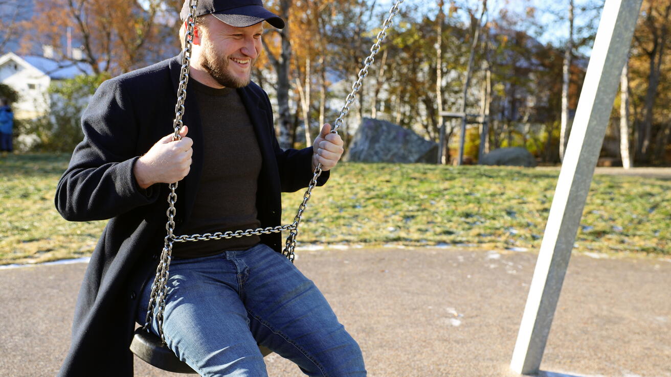Lærerstudent Sindre på lekeplass.
