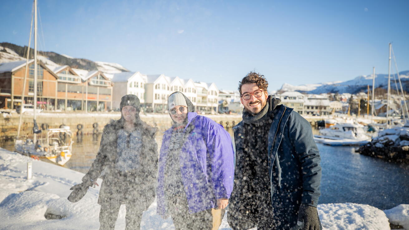 Students i Volda playing in the snow