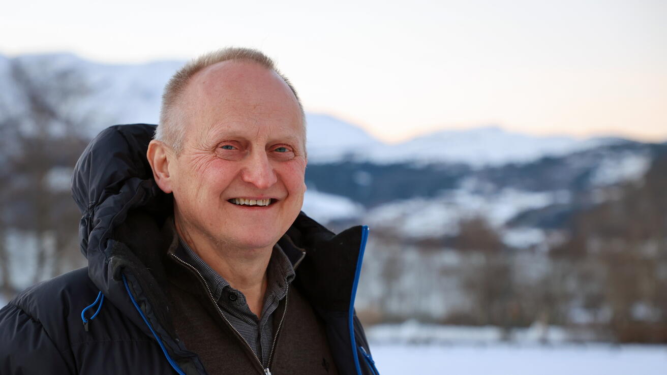 Arne Kåre Topphol utandørs.