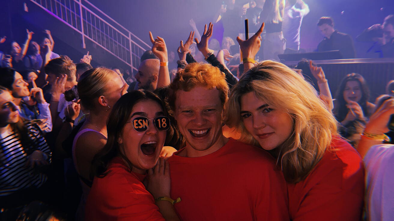 Tre studenter på fest