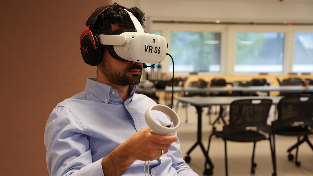 Selim Unsal frå Akademiet testar VR-briller på HVO.