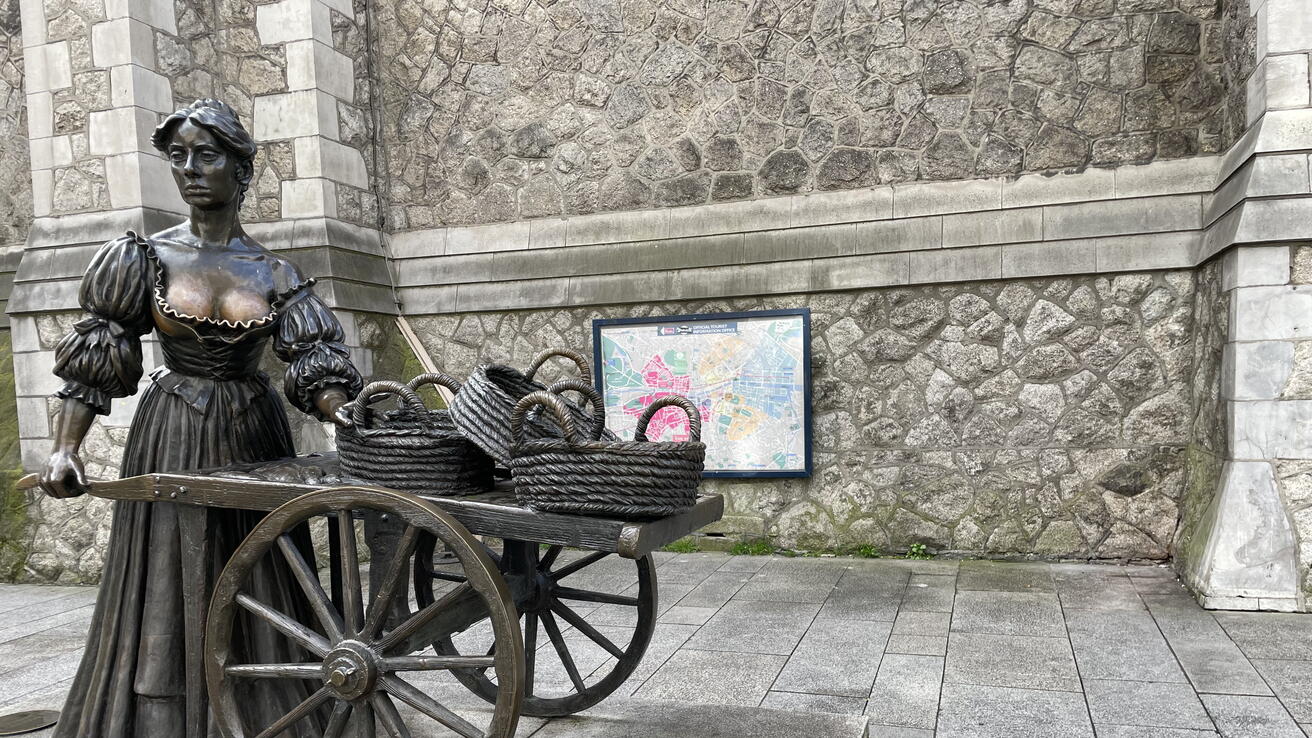 Molly Malone statue