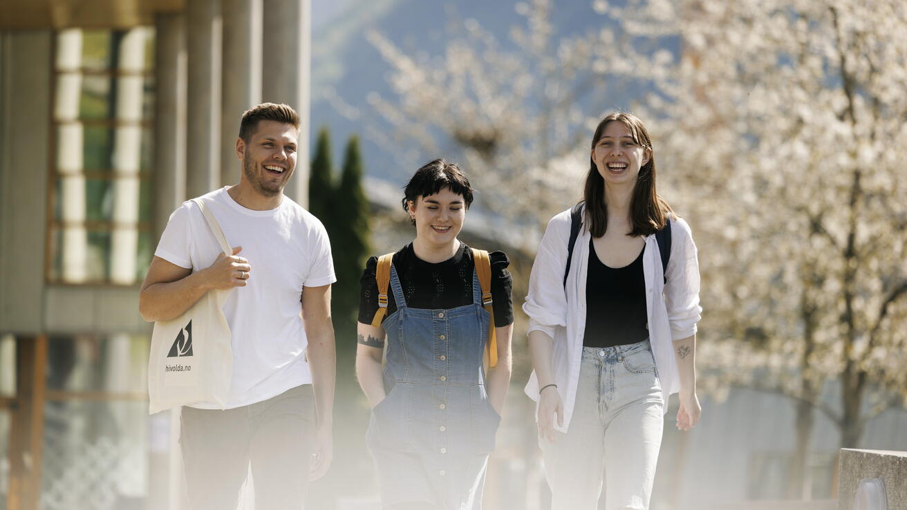 Glade studenter på Campus