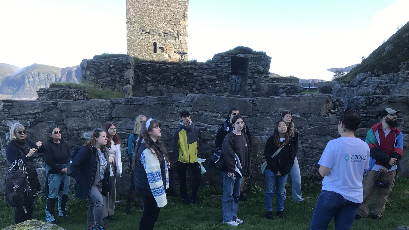 Historie-studentar frå Volda på Ekskursjon til Selja og Stadlandet
