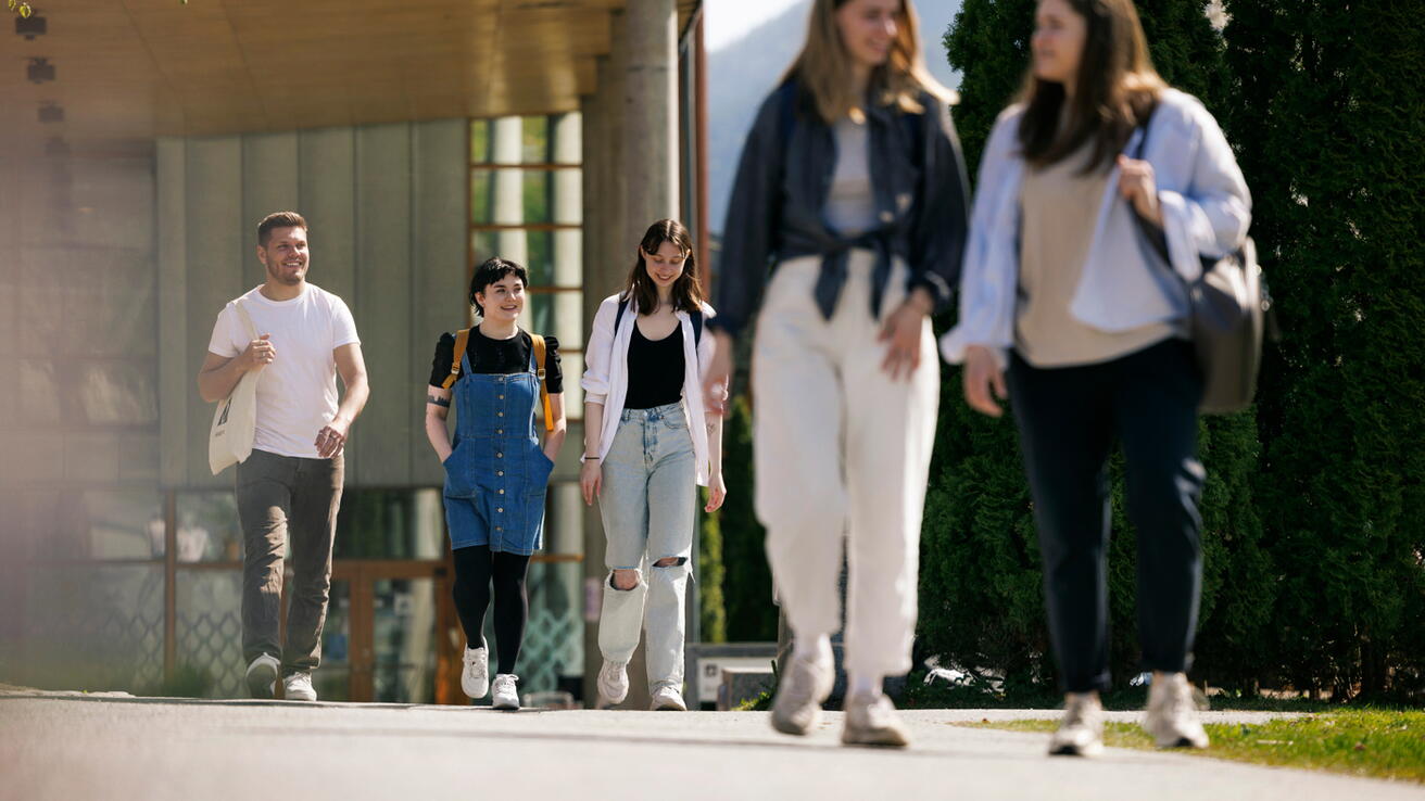Studenter på campus