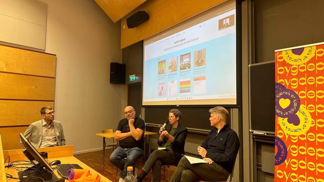 Panelsamtale under seminaret. F.v.: HVO-prorektor Eirik Søvik (samtaleleiar), Rune Sæbønes (Bygdepride), Anna Olofsdotter Lööv (Mittuniversitetet) og Bjørn Andre Widvey (Skeivt arkiv).