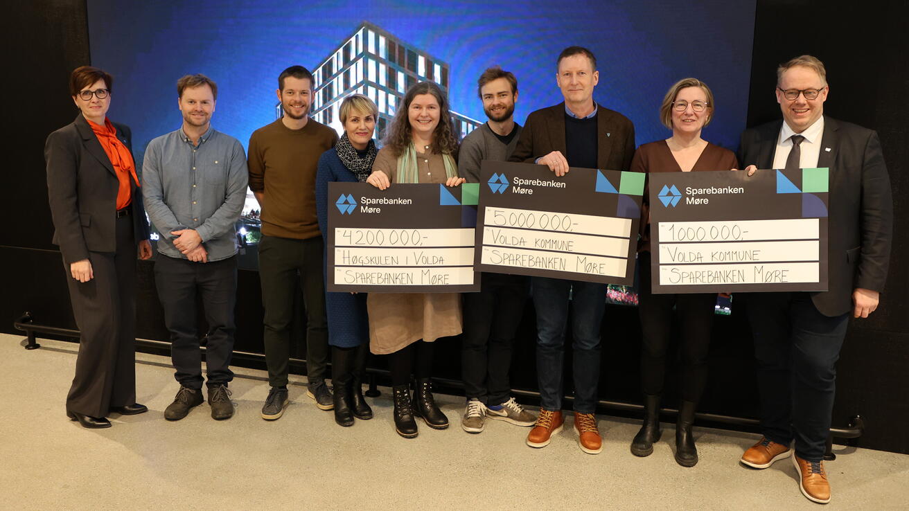 F.v.: Sparebanken Møre-banksjef Hege Karete Hamre, HVO-forskarane Kjetil Vaage Øie, Andreas Brandsæter, Siv M. Gamlem, Henriette Hafsaas (forskingssjef) og Runar Lie Berge, kommunalsjef for oppvekst Per Ivar Kongsvik og ordførar Sølvi Dimmen frå Volda kommune og lengst til høgre HVO-rektor Odd Helge Mjellem Tonheim.