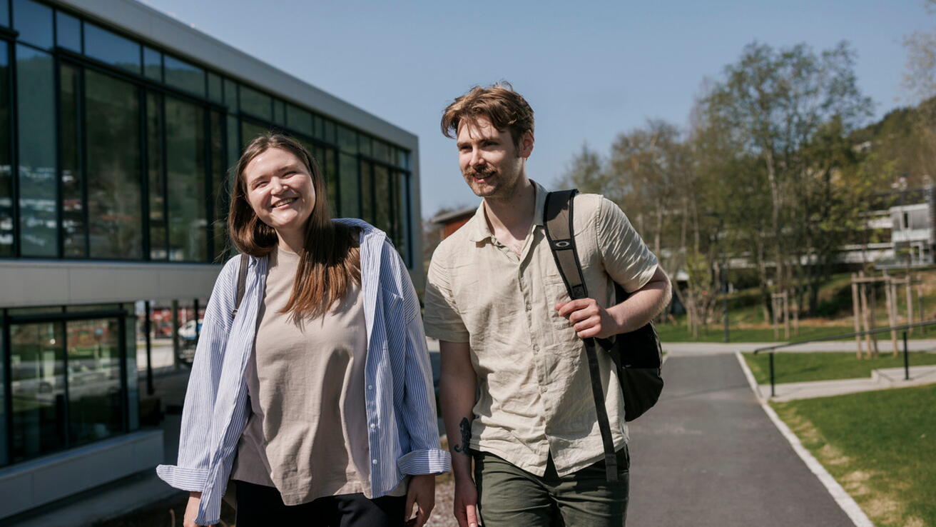 to studenter på campus