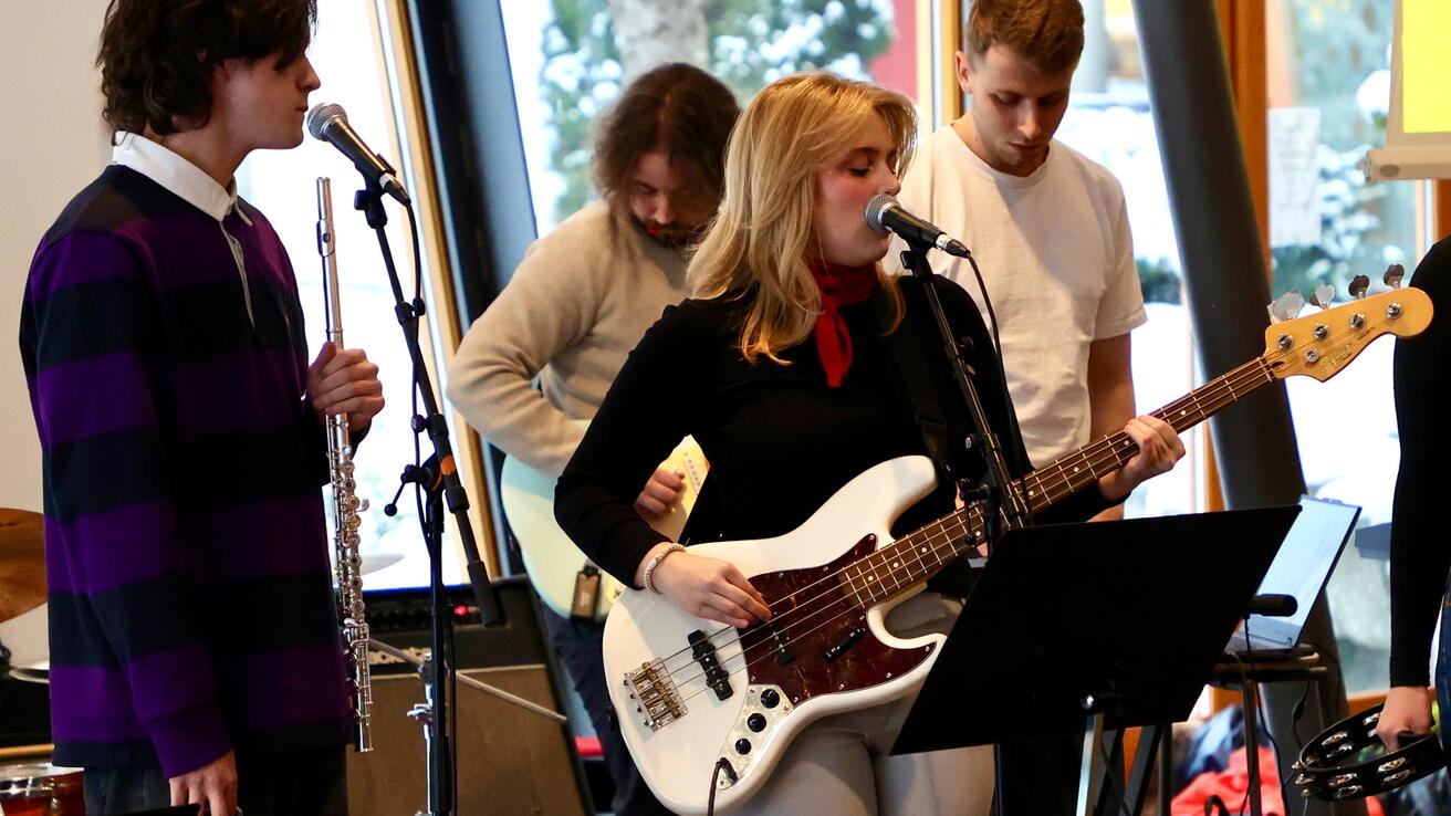 Samspel mellom studentar og tilsette ved Institutt for musikk.