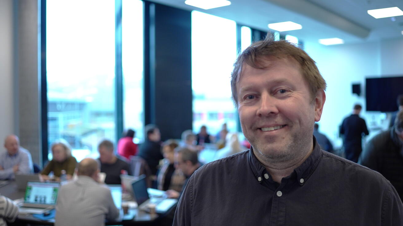 mann framfor forsamling