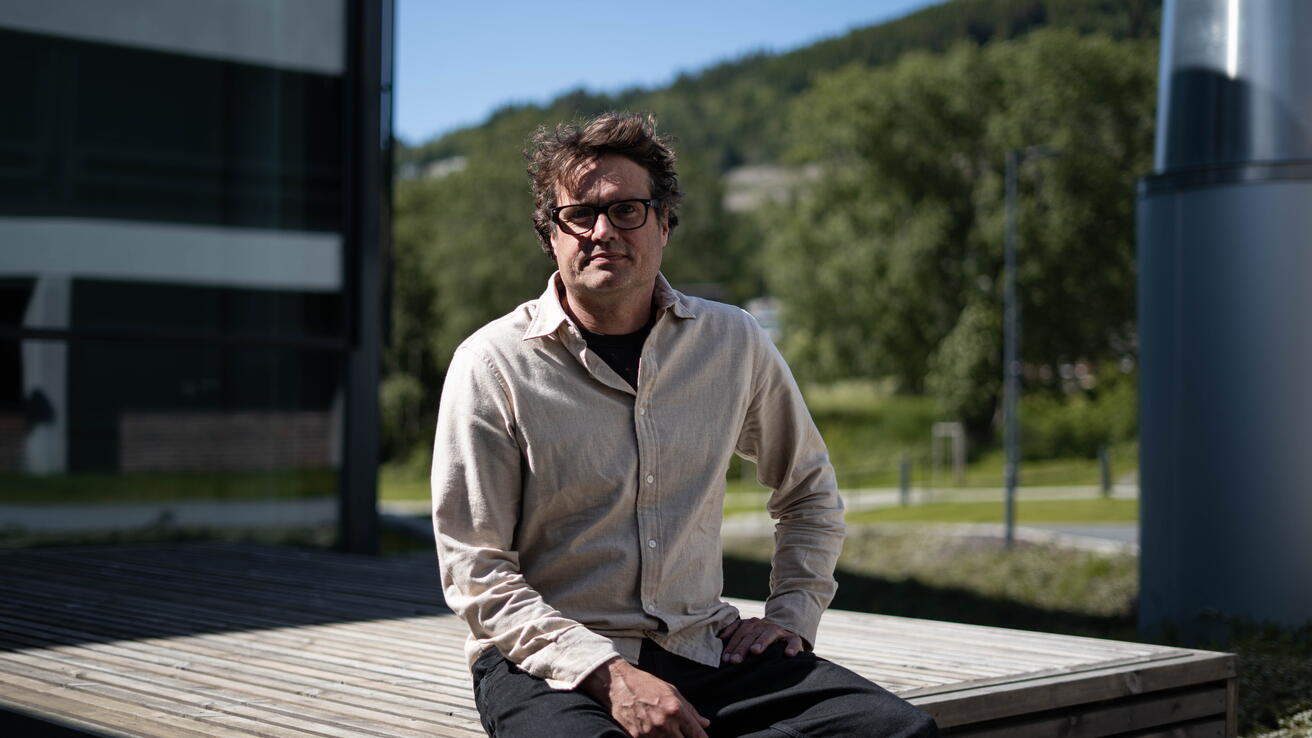 Mann sitter å tenker