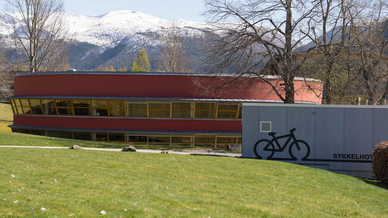 Bibliotek og sykkelhotell ved Høgskulen i Volda