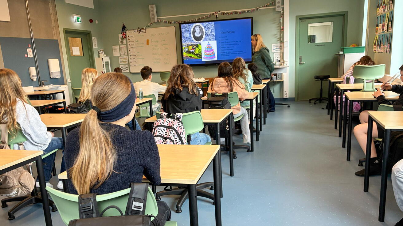 Marit Brekke, dosent ved Høgskulen i Volda, underviser om Hans Strøm ved Velle skule i Ørsta.
