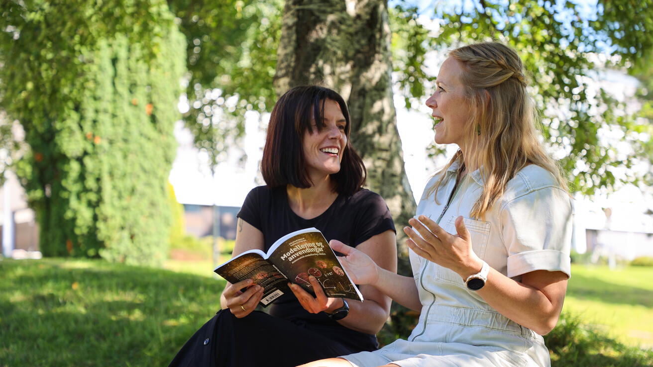 Førsteamanuensane Oda Heidi Bolstad og Ingeborg Katrin Lid Berget ved Høgskulen i Volda.