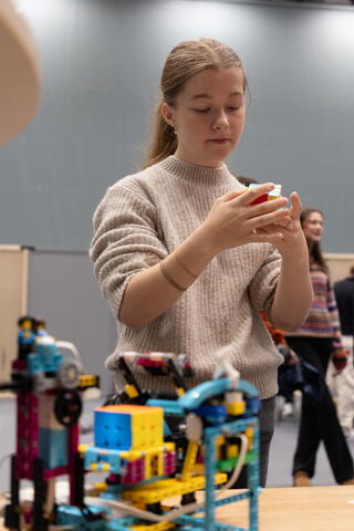 Jente l&oslash;ser rubiks kube.