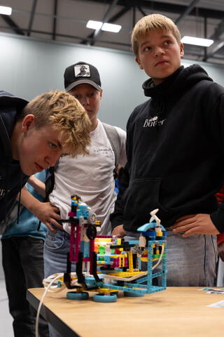 Tre gutter ser p&aring; robot l&oslash;se rubiks kube