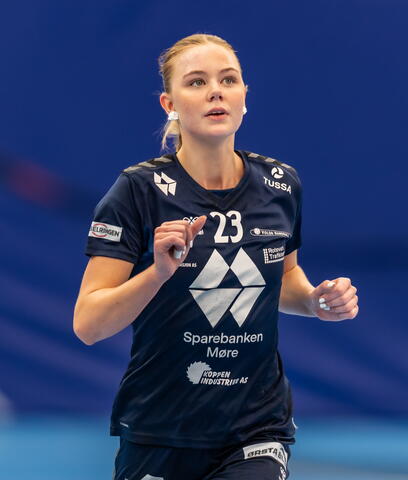 N&aelig;rbilde av kvinnelig h&aring;ndballspiller Dana Bj&ouml;rg Gudmundsdottir.