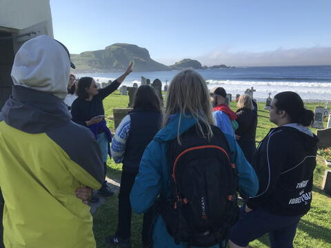 Historie-studentar fr&aring; Volda p&aring; Ekskursjon til Selja og Stadlandet