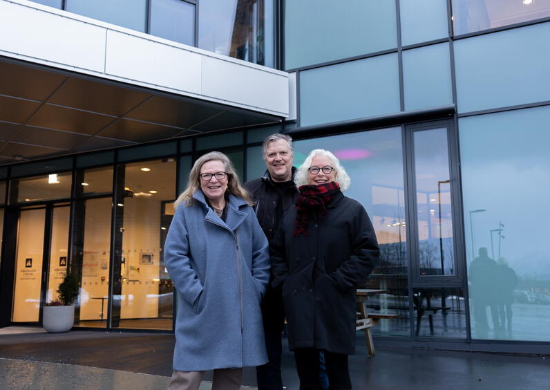 Dekan ved AMF; Kate Kartveit, daglig leder for Sunnmøre Kulturnæringshage; Martin Foldal, og dekan ved AKF, Unni Hagen.