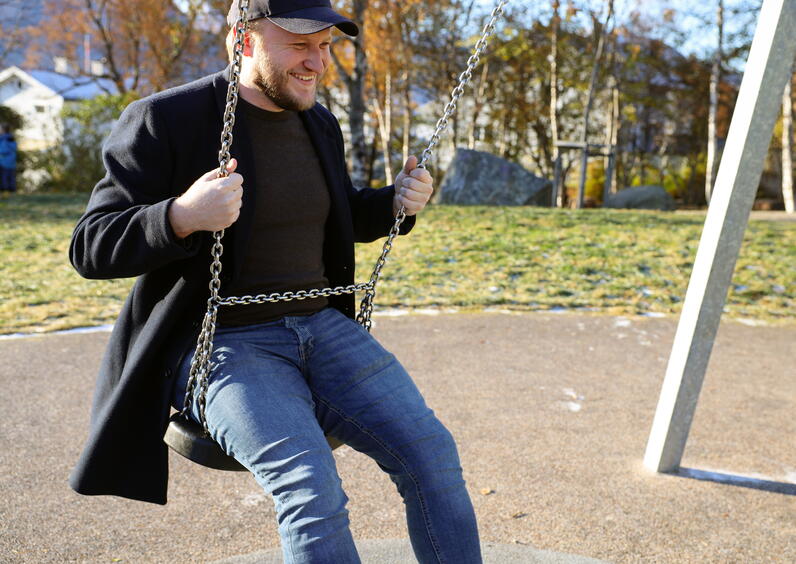 Lærerstudent Sindre på lekeplass.