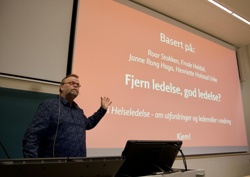 Roar Stokken, professor ved Høgskulen i Volda, holdt innlegg under seminar for helseleiarar i Møre og Romsdal