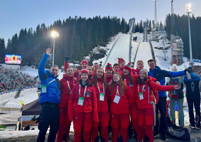 16 journaliststudenter fremfor hoppbakken i Granåsen